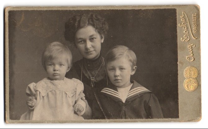 Photograph Aug. Escher, Rastatt, Rossistrasse 4, pretty commoners with their