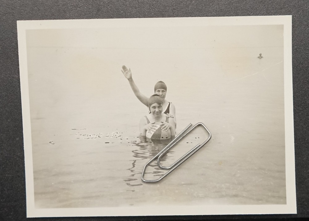 Photo portrait Niendorf 1931 young women swimsuit ball model cap picture Baltic Sea