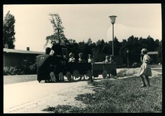Mädchen in einer großen gebastelten Eisenbahn aus Pappe – 1960er – Foto 10x7cm