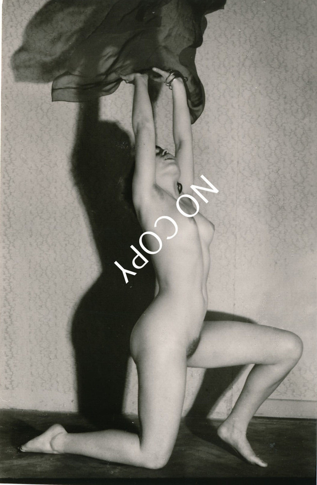 Photo pretty young woman nude art photographer unique around 1960 x175