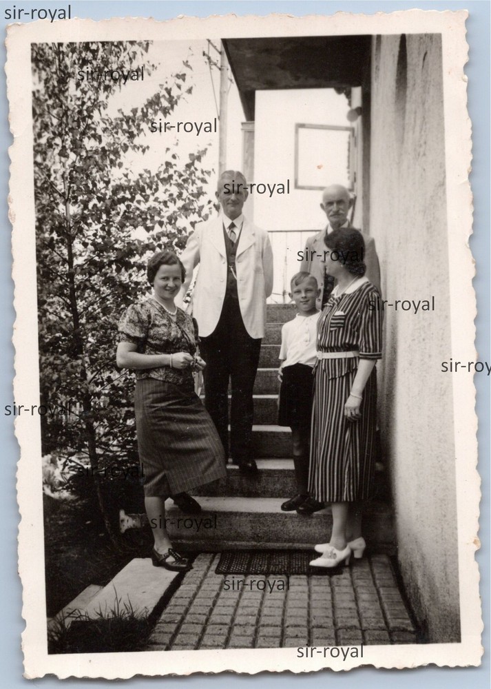 Tübingen 1940-family in front of the house-photo 6x9cm