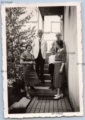 Tübingen 1940-family in front of the house-photo 6x9cm