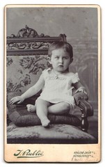 Photograph J. Rublic, Queen’s Court a. E., monogram of the photographer above the Ansch