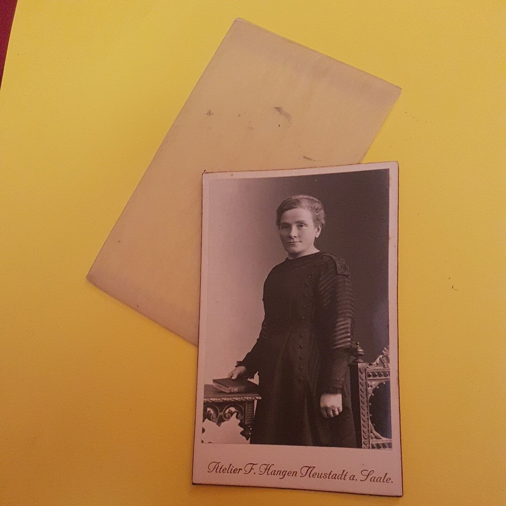 Foto Antik, Vintage, um 1900, Junge Frau mit Buch, originale Schutzhülle, Pappe