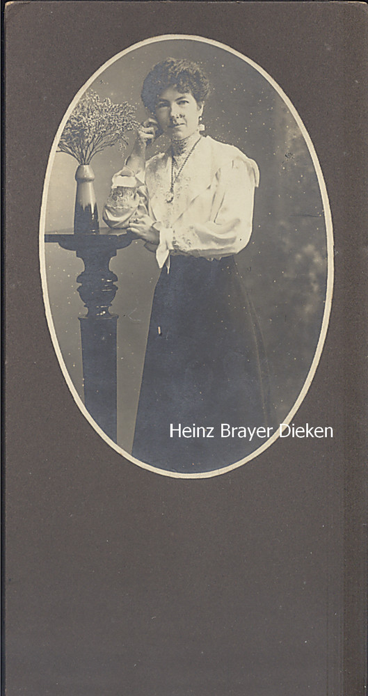 Portrait, photograph of a beautiful woman around 1920, black and white, 21×10.5 cm, box
