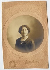 Portrait Locket Young Female Paris Midget Photo Antique Déb. 20e S