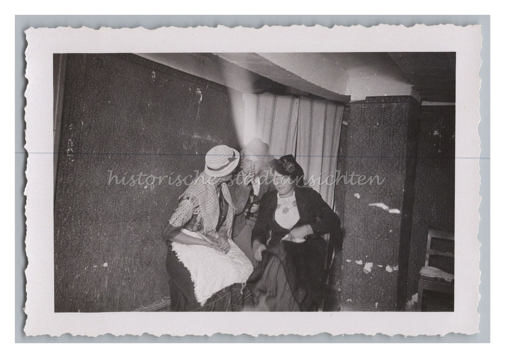 3 Frauen verkleidet als Mann, Marketenderin & feine Dame – Alte Foto 1930er