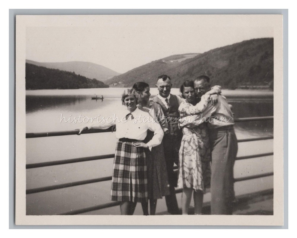 Portrait Women and Men on the Travel – Casual – Old Photo 1930s
