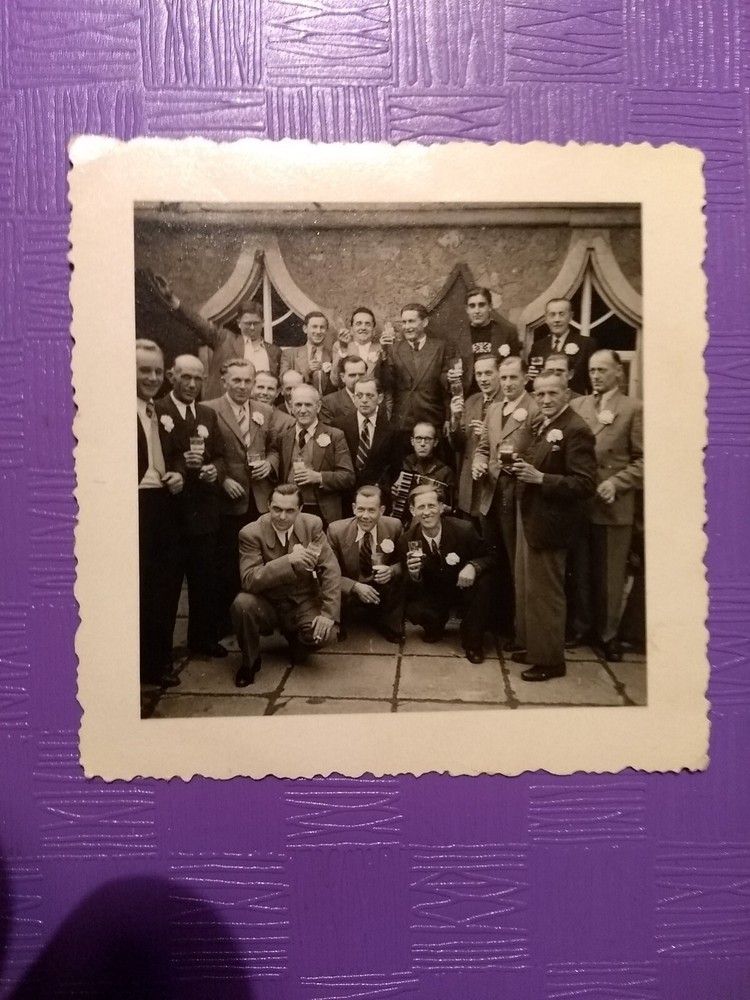 Photo old antique men beer alcohol accordion music men beer suit fashion old photo