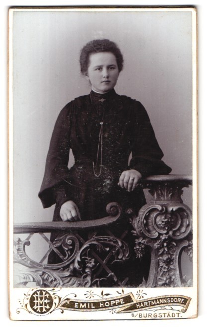 Photograph Emil Hoppe, Hartmannsdorf near Burgstädt, portrait young lady in fashion