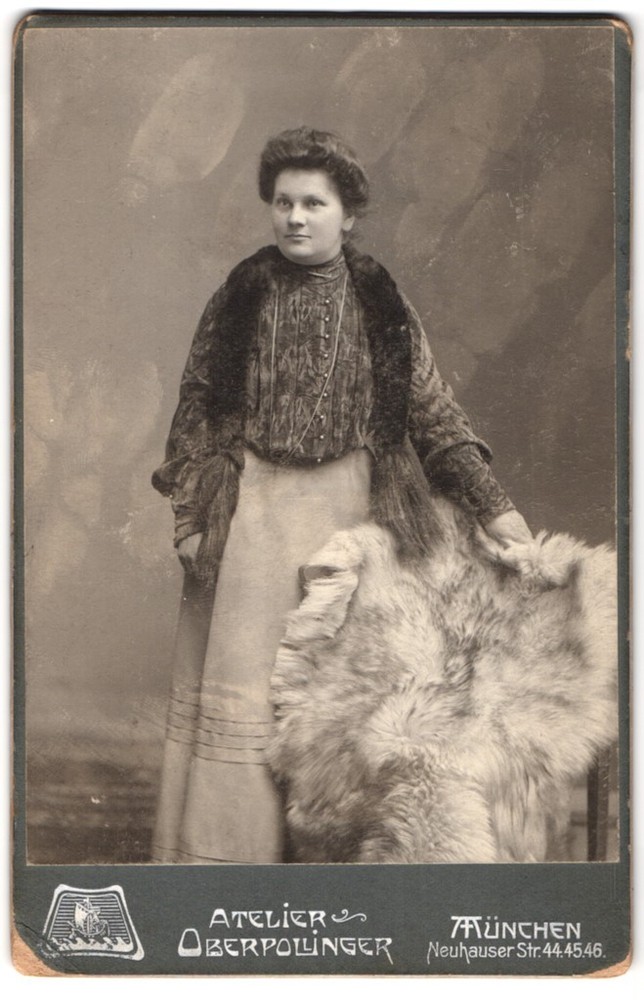 Photography studio Oberpollinger, Munich, Neuhauser Straße 44, lady standing on