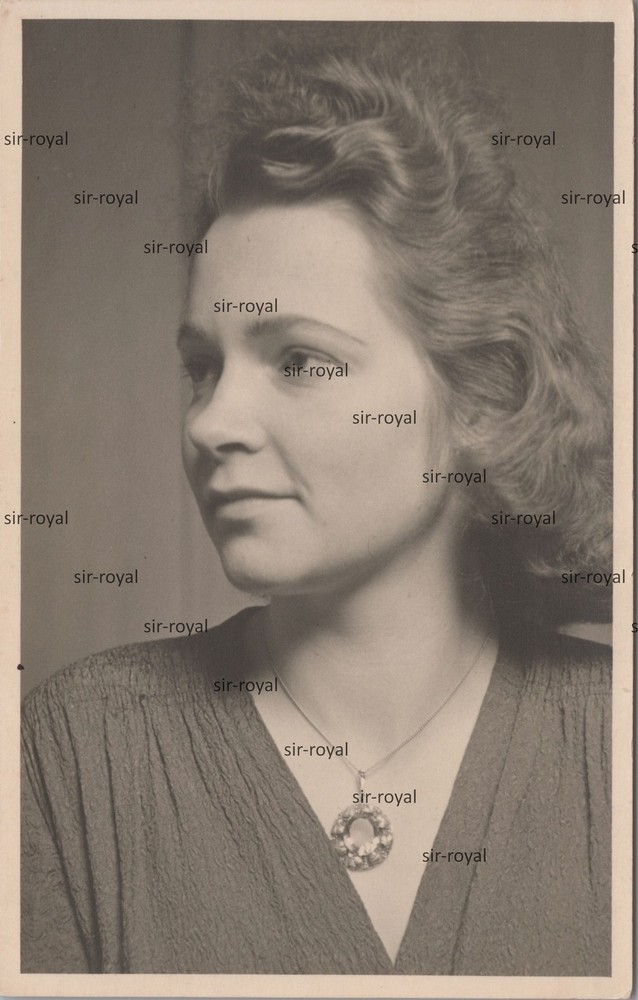 Pretty Woman in Portrait – 1940s – Photo Postcard 9x14cm