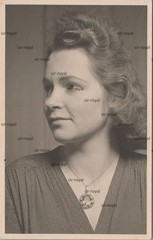 Pretty Woman in Portrait – 1940s – Photo Postcard 9x14cm