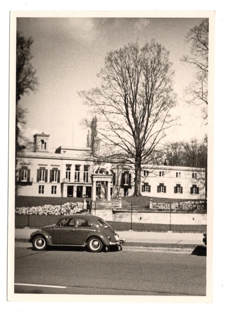 Photo 1950s VW Beetle in front of mansion villa architecture classic vintage 10×7 cm