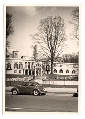 Photo 1950s VW Beetle in front of mansion villa architecture classic vintage 10×7 cm