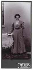 Photograph Franz Müller, Leipzig-Leutzsch, Gartenstraße 2, middle-class woman with
