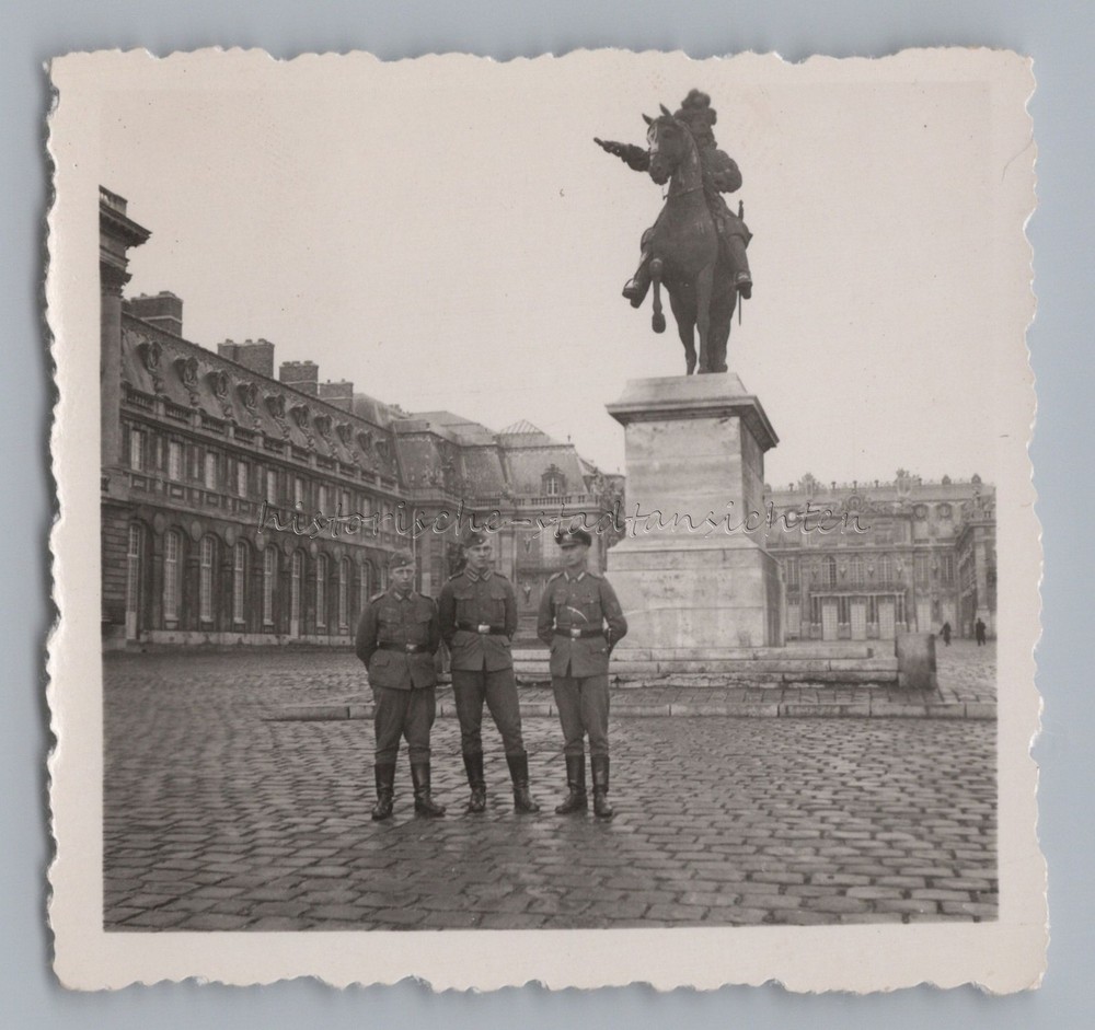 Versailles France – Soldiers in Front of Equestrian Statue Wehrmacht – Photo 1940s