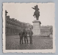 Versailles France – Soldiers in Front of Equestrian Statue Wehrmacht – Photo 1940s