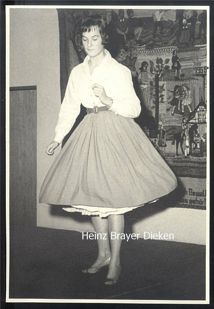 Fashion show of beautiful girls 1; DIN A 4, black and white, studio: no details