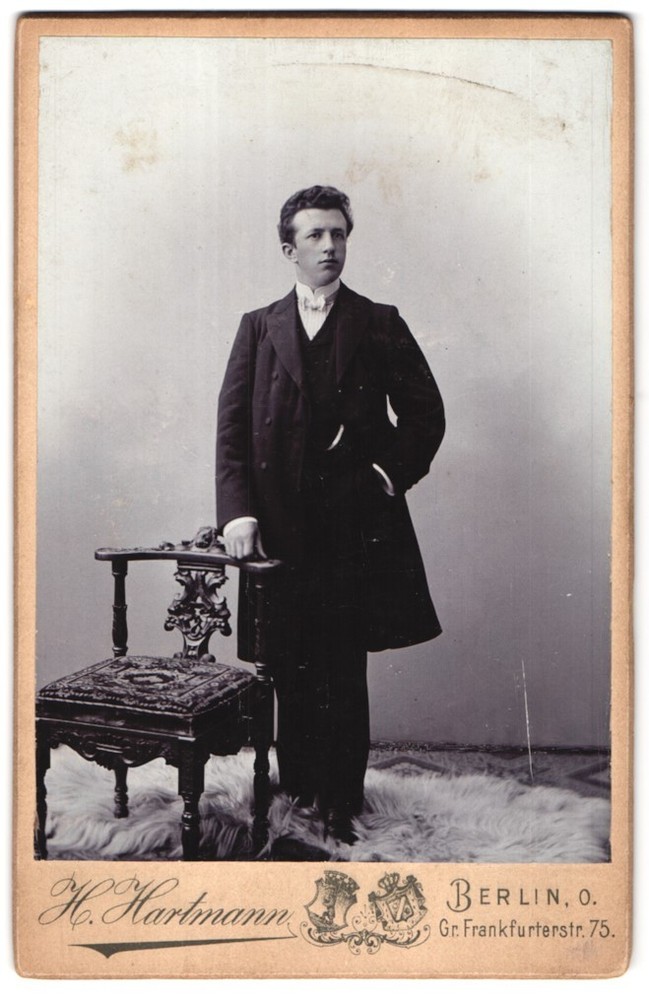 Photograph H. Hartmann, Berlin-O, size Frankfurterstrasse 75, portrait young Ma