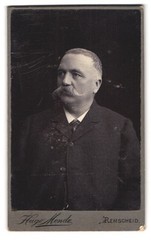 Photograph Hugo Mende, Remscheid, Alleestr. 19a, gentleman in wool jacket with pronounced