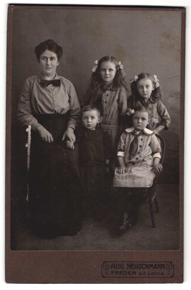 Photograph Aug. Heuschmann, Freden a. d. Leine, mother with her four daughters,