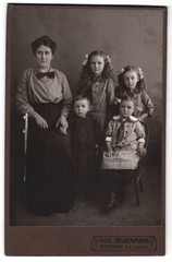 Photograph Aug. Heuschmann, Freden a. d. Leine, mother with her four daughters,