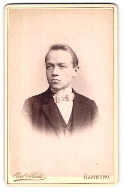 Photograph Carl Koch, Hamburg Neuerwall 30, portrait young middle-class man with