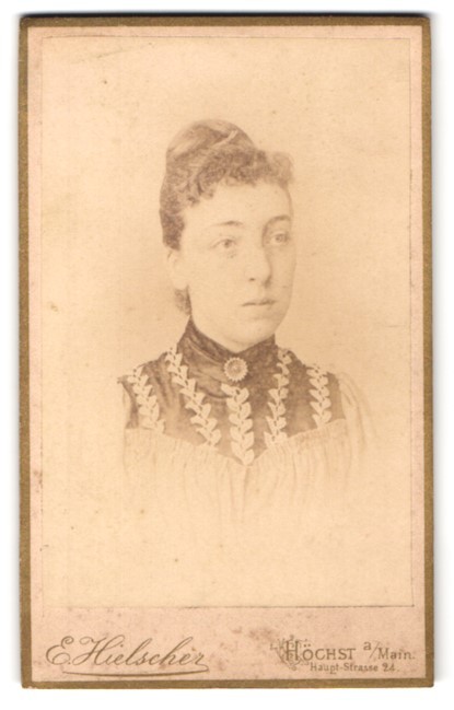 Photograph E. Hielscher, Höchst am Main, Hauptstraße 24, portrait of a lady in