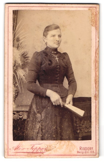 Photograph Alex Tepper, Rixdorf, Berg-Str. 123, Elegant Lady with Cross Chain un