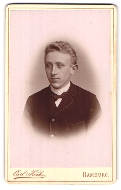 Photograph Carl Koch, Hamburg Neuerwall 30, portrait young man with small Ki