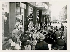 Street Scene Children with «Vlit – Kills Flies Mosquitoes» Hats Vintage Circa 1934