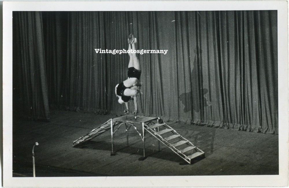 K7893 Foto Artisten Zirkus Akrobaten Circus Künstler Girls Mädchen Frau
