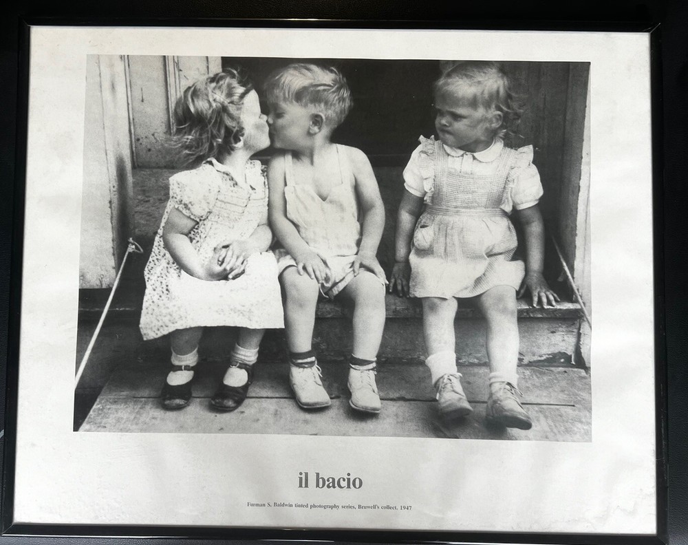Baldwin Bruwell’s 1957 Black & White Children Photograph «Il Bacio» «The Kiss»
