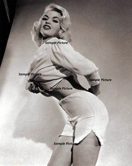 Jayne Mansfield During The Production of in 1964 – Photo Semi Glossy (Print)