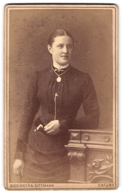 Photograph Bissinger & Dittmann, Erfurt, Anger 25, pretty young woman in waist