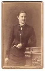Photograph Bissinger & Dittmann, Erfurt, Anger 25, pretty young woman in waist