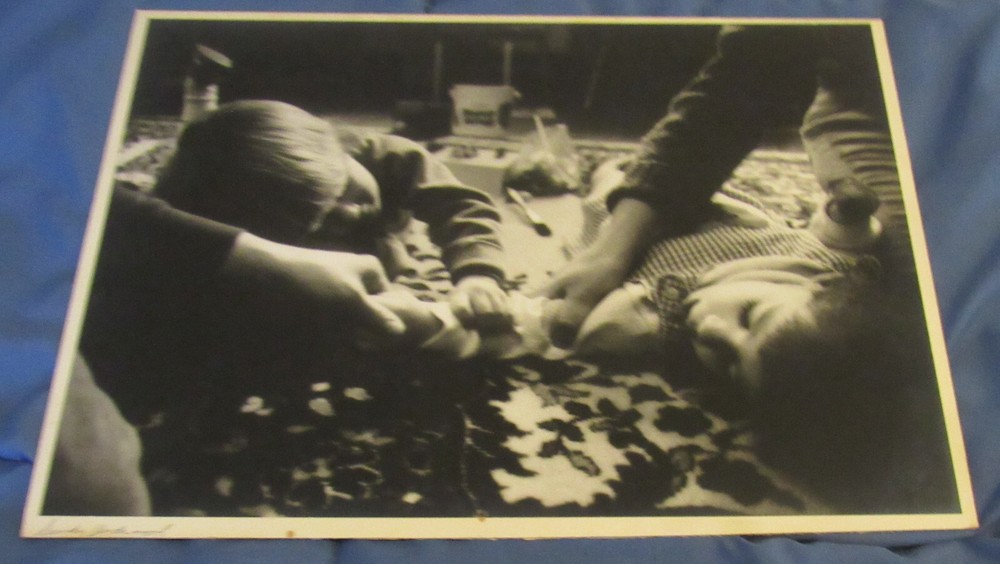 1977 Sandy Underwood photograph; children on floor, 10″ x 14″