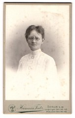 Photograph Hermann Tietz, Berlin, Leipziger Str. 16-49, portrait pretty lady with