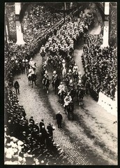 5 photographs Lübeck, parade to visit Kaiser Wilhelm II, onlookers