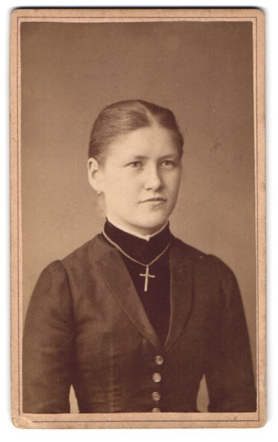 Photograph Eduard Lösche, Rudolstadt, Mauerstraße 27, portrait of a young woman