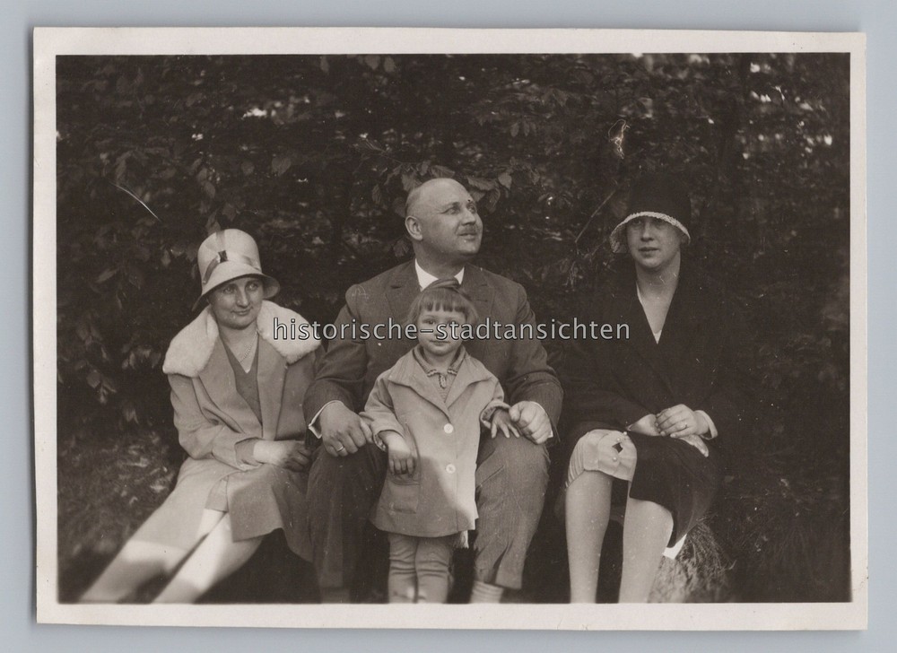 Mainz 1929 – Family with Child in the Gonsenheim Forest – Old Photo 1920s