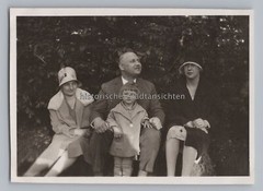 Mainz 1929 – Family with Child in the Gonsenheim Forest – Old Photo 1920s