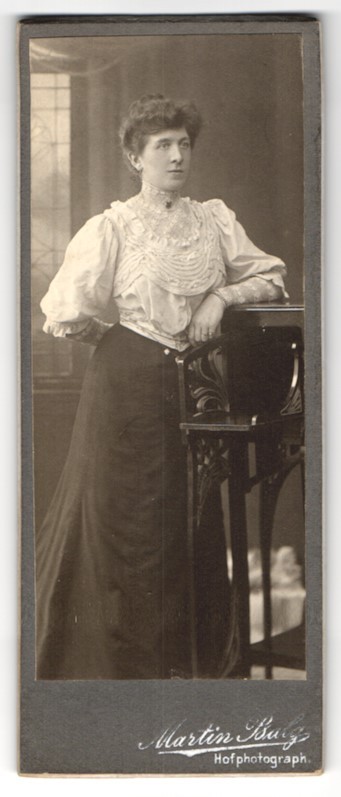 Photograph Martin Balg, Berlin, Dirksenstr. 25, Elegant Lady in Fashion Blouse