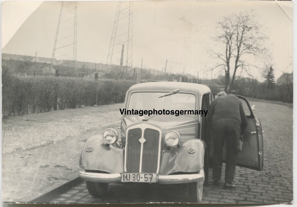 Z6022 Photo 1950s Car Vintage Passenger Car Sedan