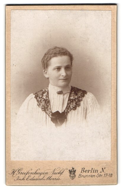 Photograph Eduard Morris, Berlin, Brunnen-Str. 17-18, Young Lady with returned
