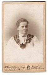 Photograph Eduard Morris, Berlin, Brunnen-Str. 17-18, Young Lady with returned