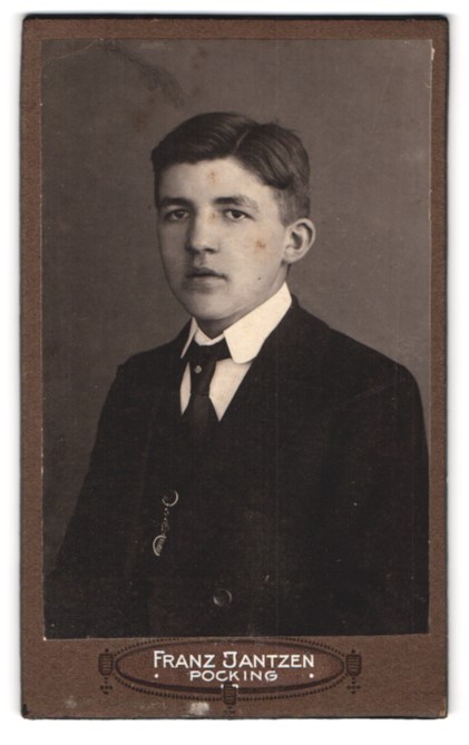 Photograph Franz Jantzen, pocking, portrait young man in suit with tie