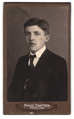 Photograph Franz Jantzen, pocking, portrait young man in suit with tie