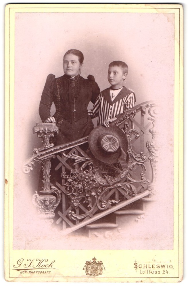 Photograph G. J. Koch, Schleswig, Lollfuss 24, Lady with Child on Artful Gel
